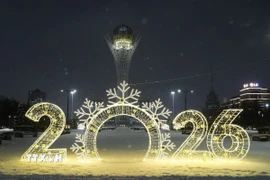 Đường phố được trang hoàng rực rỡ chờ đón Năm mới 2026, tại Astana, Kazakhstan. (Ảnh: THX/TTXVN)