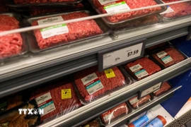 Thịt bò được bày bán tại cửa hàng ở New York, Mỹ. (Ảnh: THX/TTXVN)