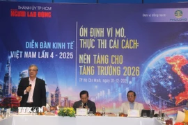 Với chủ đề "Ổn định vĩ mô, thực thi thể chế - Nền tảng cho tăng trưởng 2026", Diễn đàn Kinh tế Việt Nam thu hút sự tham gia của nhiều chuyên gia, doanh nghiệp đầu ngành. (Ảnh: Hứa Chung/TTXVN)