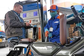 Mua, bán xăng tại điểm kinh doanh xăng dầu Petrolimex Trần Quang Khải, Hà Nội. (Ảnh: Trần Việt/TTXVN)