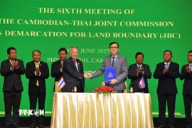 Lễ ký thỏa thuận tại cuộc họp của Ủy ban Biên giới hỗn hợp Thái Lan-Campuchia về phân định ranh giới tại khu vực biên giới hai nước, ở Phnom Penh (Campuchia) ngày 15/6/2025. (Ảnh: THX/TTXVN)