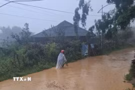 Mưa lớn kéo theo đất đá từ trên cao đổ xuống mặt đường gây ảnh hưởng đến việc đi lại của người dân tại tuyến đường Sâu Chua, thuộc tổ dân phố Sâu Chua, phường Sa Pa. (Ảnh: TTXVN phát)
