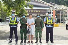 Đối tượng Quảng Trung Tuấn bị bắt giữ ngay sau khi được trao trả về Việt Nam. (Ảnh: TTXVN phát)