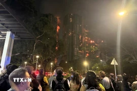 Hiện trường vụ cháy chung cư tại quận Tai Po. (Ảnh: Mạc Luyện/TTXVN)