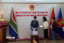Mỗi cán bộ, nhân viên Đại sứ quán và các cơ quan bên cạnh như Văn phòng Tùy viên Quốc phòng, Văn phòng Cơ quan Thương vụ Việt Nam tại Nam Phi và Cơ quan thường trú Thông tấn xã Việt Nam tại Nam Phi đều tự nguyện đóng góp ít nhất một ngày lương. (Ảnh: Hồng Minh/TTXVN)