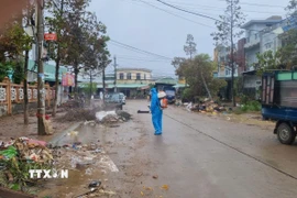 Lực lượng y tế Gia Lai khẩn trương xử lý môi trường ngay khi nước lũ rút. (Ảnh: Quang Thái/ TTXVN)