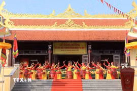 Màn trống hội khai lễ tại Kiên Giang. (Lê Huy Hải/TTXVN)