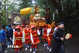 Đoàn dâng hương khởi hành lên núi Nghĩa Lĩnh. (Ảnh: Quốc Khánh/TTXVN)