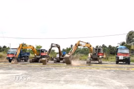 Các phương tiện cơ giới thi công dự án. (Ảnh: Thanh Hòa/TTXVN)