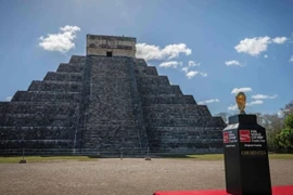 Mexico giới thiệu cúp vàng tại kỳ quan Chichén Itzá. (Nguồn: The Yucatan Times)