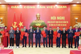 Đồng chí Trần Cẩm Tú, Ủy viên Bộ Chính trị, Thường trực Ban Bí thư; Thủ tướng Phạm Minh Chính và các đồng chí lãnh đạo Đảng, Nhà nước chúc mừng 5 cơ quan, gồm: Đài Truyền hình Việt Nam, Đài Tiếng nói Việt Nam, Thông tấn xã Việt Nam, Viện Hàn lâm Khoa học xã hội Việt Nam, Viện Hàn lâm Khoa học và Công nghệ Việt Nam. (Ảnh: Phương Hoa/TTXVN)