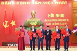 Đồng chí Trần Cẩm Tú, Ủy viên Bộ Chính trị, Thường trực Ban Bí thư trao các Quyết định cho đại diện lãnh đạo 5 cơ quan, gồm: Đài Truyền hình Việt Nam, Đài Tiếng nói Việt Nam, Thông tấn xã Việt Nam, Viện Hàn lâm Khoa học xã hội Việt Nam, Viện Hàn lâm Khoa học và Công nghệ Việt Nam. (Ảnh: Phương Hoa/TTXVN)