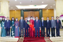 Thường trực Ban Bí thư Trần Cẩm Tú, Thủ tướng Phạm Minh Chính cùng các đồng chí lãnh đạo Đảng, Nhà nước chụp ảnh chung với Ban lãnh đạo Thông tấn xã Việt Nam. (Ảnh: Phương Hoa/TTXVN)