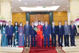 Thường trực Ban Bí thư Trần Cẩm Tú, Thủ tướng Phạm Minh Chính cùng các đồng chí lãnh đạo Đảng, Nhà nước chụp ảnh chung với Ban lãnh đạo Thông tấn xã Việt Nam. (Ảnh: Phương Hoa/TTXVN)