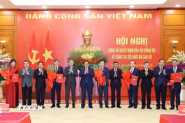 Đồng chí Trần Cẩm Tú, Ủy viên Bộ Chính trị, Thường trực Ban Bí thư; Thủ tướng Phạm Minh Chính và các đồng chí lãnh đạo Đảng, Nhà nước chúc mừng 5 cơ quan, gồm: Đài Truyền hình Việt Nam, Đài Tiếng nói Việt Nam, Thông tấn xã Việt Nam, Viện Hàn lâm Khoa học xã hội Việt Nam, Viện Hàn lâm Khoa học và Công nghệ Việt Nam. (Ảnh: Phương Hoa/TTXVN)