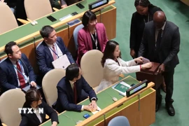 Thứ trưởng Bộ Ngoại giao Nguyễn Minh Hằng bỏ phiếu bầu. (Ảnh: Thanh Tuấn/TTXVN)