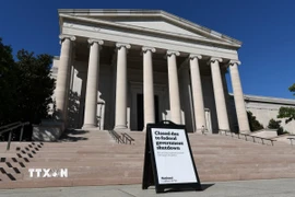 Bảng thông báo đóng cửa tại Phòng trưng bày Nghệ thuật quốc gia ở Washington, D.C., Mỹ ngày 5/10/2025. (Ảnh: THX/TTXVN)
