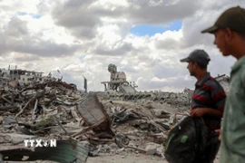 Các tòa nhà bị phá hủy do xung đột tại Khan Younis, Dải Gaza. (Ảnh: THX/TTXVN)