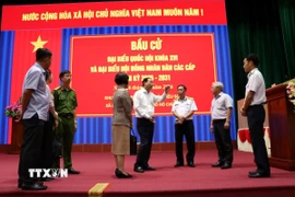 Kiểm tra công tác chuẩn bị bầu cử sớm tại khu vực bỏ phiếu số 3 (tại Vùng 2 Hải quân, xã Long Sơn). (Ảnh: Đoàn Mạnh Dương/TTXVN)