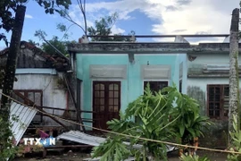 Nhà của người dân bị tốc mái. (Ảnh: TTXVN phát)