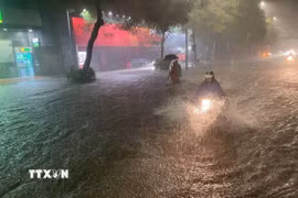 Nhiều đoạn đường ngập sâu do mưa lớn. (Ảnh: An Đăng/TTXVN)