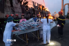 Nạn nhân được các nhân viên y tế đưa đến bệnh viện. (Ảnh: Mạnh Khánh/TTXVN)