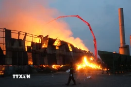 Hiện trường đám cháy lớn. (Ảnh Mạnh Khánh/TTXVN)