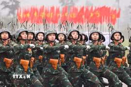 Các nữ quân nhân diễu binh, diễu hành hợp luyện. (Ảnh: Minh Đức/TTXVN)
