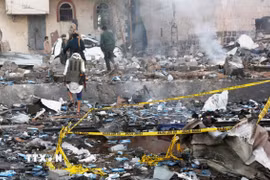 Tòa nhà bị phá hủy sau cuộc không kích của Mỹ tại Sanaa, Yemen. (Ảnh: THX/TTXVN)