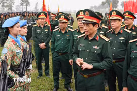 Đại tướng Phan Văn Giang, Ủy viên Bộ Chính trị, Phó Bí thư Quân ủy Trung ương, Bộ trưởng Bộ Quốc phòng thăm hỏi động viên các lực lượng tham gia. (Ảnh: Minh Đức/TTXVN)