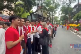 Đoàn phim Mưa đỏ thu hút sự quan tâm tại buổi sơ duyệt diễu binh, diễu hành