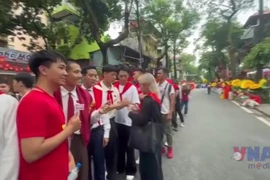 Đoàn phim Mưa đỏ thu hút sự quan tâm tại buổi sơ duyệt diễu binh, diễu hành