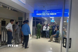 Lực lượng chức năng điều tra, làm rõ vụ việc nữ bệnh nhân 48 tuổi tử vong đột ngột tại Khoa Tim mạch, Bệnh viện Đa khoa số 1 tỉnh Lào Cai. (Ảnh: Đinh Thùy/TTXVN)