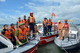 Đại tá Lê Hồng Vân, Phó Giám đốc Công an tỉnh Quảng Ninh (ngoài cùng bên trái) ra hiện trường chỉ đạo, động viên các lực lượng tìm kiếm. (Ảnh: Đức Hiếu/TTXVN)