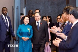 Chủ tịch Quốc hội Trần Thanh Mẫn và Phu nhân gặp gỡ cán bộ Đại sứ quán, cộng đồng người Việt Nam tại Senegal. (Ảnh: Doãn Tấn/TTXVN)