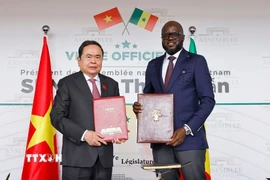 Chủ tịch Quốc hội Trần Thanh Mẫn và Chủ tịch Quốc hội Senegal Malick Ndiaye ký kết văn kiện hợp tác giữa hai Quốc hội. (Ảnh: Doãn Tấn/TTXVN)