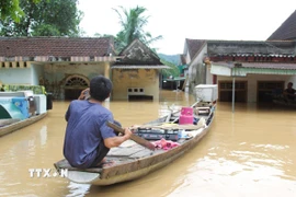Cận cảnh lũ vượt mốc lịch sử khiến nhiều bản làng bị chia cắt, cô lập