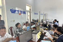 Cán bộ xã Đạo Trù giải quyết thủ tục hành chính cho người dân. (Ảnh: Nguyễn Thảo/TTXVN)