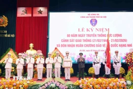 Trung tướng Nguyễn Thanh Tùng, Giám đốc Công an thành phố Hà Nội trao Huân chương Bảo vệ Tổ quốc hạng Nhì tặng Phòng Cảnh sát giao thông, Công an thành phố Hà Nội. (Ảnh: Phạm Kiên/TTXVN)