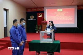 Học viên được hướng dẫn thực hiện bỏ phiếu đúng quy định. (Ảnh: Mạnh Minh/TTXVN)