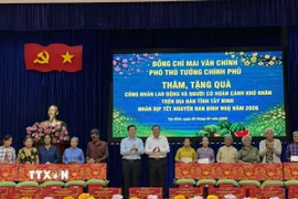 Phó Thủ tướng Chính phủ Mai Văn Chính và Chủ tịch UBND tỉnh Tây Ninh Lê Văn Hẳn tặng quà cho công nhân lao động tại Công ty Gainlucky (phường Gia Lộc). (Ảnh: Bùi Giang/TTXVN)