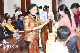 Bí thư Trung ương Đảng, Phó Thủ tướng Chính phủ Phạm Thị Thanh Trà tặng quà cho công nhân có hoàn cảnh khó khăn ở Đồng Tháp. (Ảnh: Hữu Chí/TTXVN)