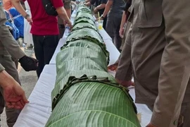 Chiếc bánh ‘sekubal’ phá kỷ lục có chiều dài lên tới 25m và đường kính 25cm. (Nguồn: Radar Lampung)