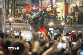 Đoàn diễu binh, diễu hành di chuyển trên đường phố trong buổi tổng hợp luyện lần thứ nhất. (Ảnh: Phạm Tuấn Anh/TTXVN)