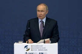 Tổng thống Nga Putin phát biểu tại phiên toàn thể của Diễn đàn Kinh tế Á-Âu. (Nguồn: TASS)