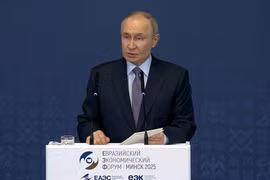 Tổng thống Nga Putin phát biểu tại phiên toàn thể của Diễn đàn Kinh tế Á-Âu. (Nguồn: TASS)