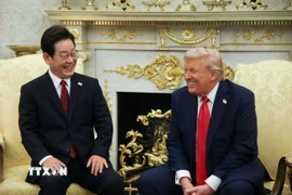 Tổng thống Mỹ Donald Trump (phải) trong cuộc gặp Tổng thống Hàn Quốc Lee Jae Myung tại Washington DC., ngày 25/8/2025. (Ảnh: Yonhap/TTXVN)