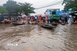 Nhiều khu dân cư nằm ở hạ lưu sông Bồ thuộc phường Kim Trà vẫn còn ngập sâu. (Ảnh: Hải Âu/TTXVN)