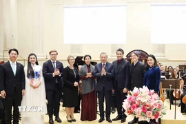 Tổng Bí thư Tô Lâm và Phu nhân tặng hoa cho các nghệ sỹ. (Ảnh: Thống Nhất/TTXVN)