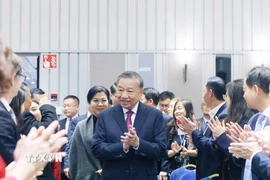 Tổng Bí thư Tô Lâm và Phu nhân gặp gỡ cán bộ Đại sứ quán Việt Nam và cộng đồng người Việt tại Bắc Âu. (Ảnh: Thống Nhất/TTXVN)